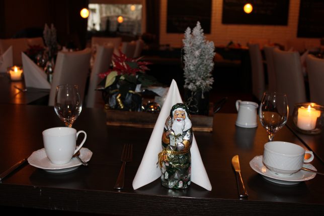 Die Tische waren liebevoll gedeckt.